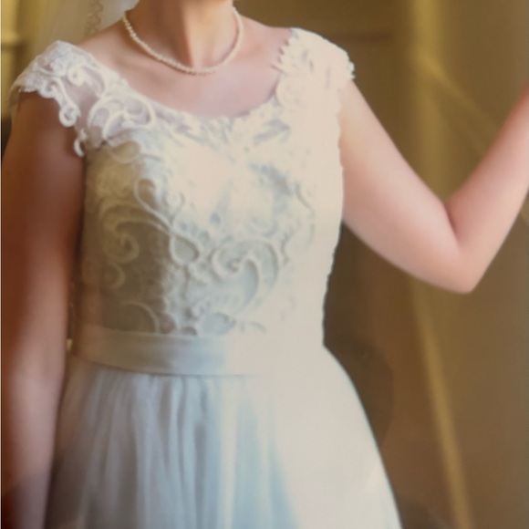 David's Bridal Cream Sleeveless Scoop Neck Wedding Gown AND veil - Picture 4 of 10